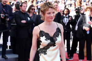 【カンヌ国際映画祭2026】サプライズ続きのレッドカーペット2日目！ メラニー・ティエリーが大胆イメチェン、新婚夫婦＆懐かしの名女優も登場。