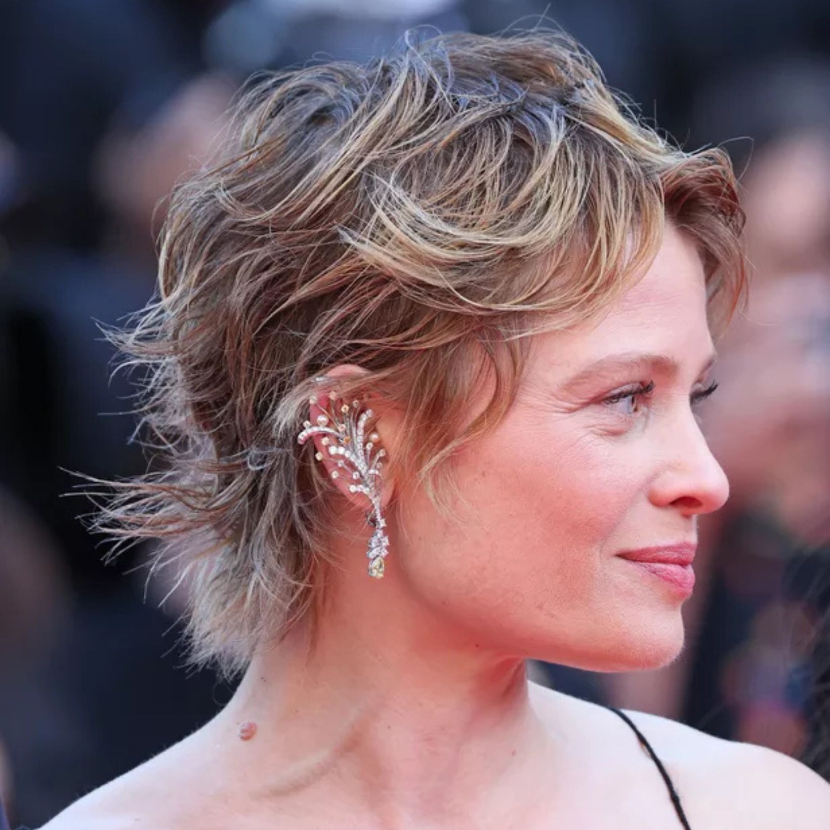 「別人級！」メラニー・ティエリーの超ショートヘアにクロワゼット騒然。【カンヌ国際映画祭2026】