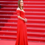 カンヌに登場した、ロレアル パリのアンバサダーを務めるジュリアン・ムーア。