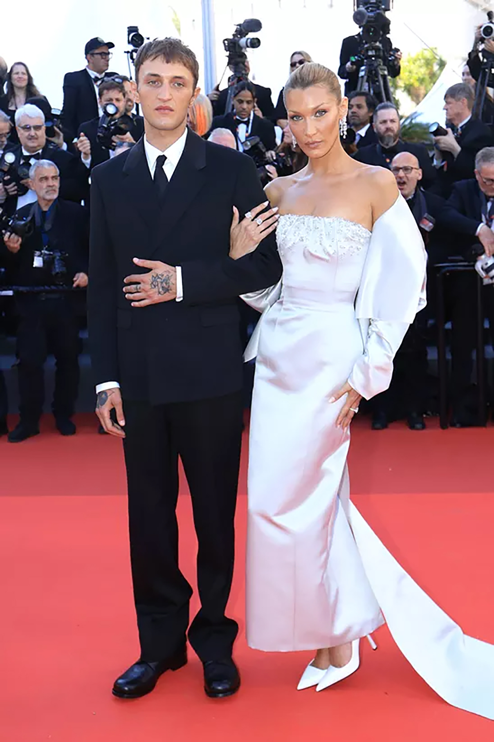 カンヌに登場した、プラダをまとったベラ・ハディッドと弟のアンウォー・ハディッド。