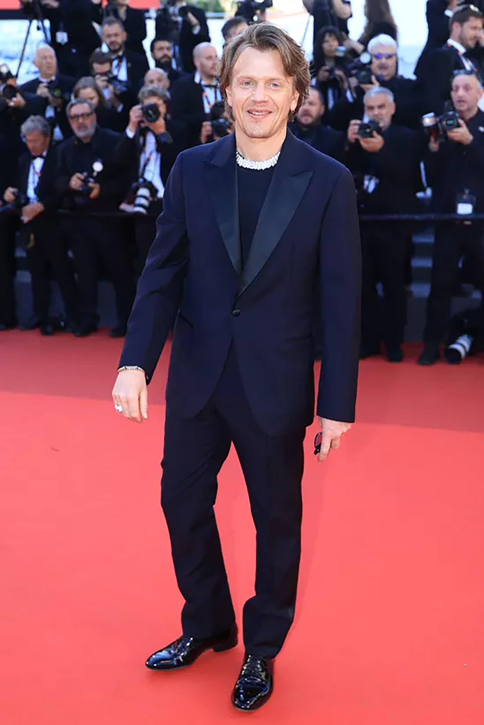 カンヌのレッドカーペットに登場した、アレックス・リュッツ。
