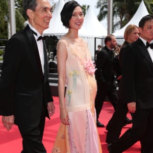 シャネルのカスタムメイドのドレスを纏う岡本多緒がカンヌ国際映画祭で輝く。