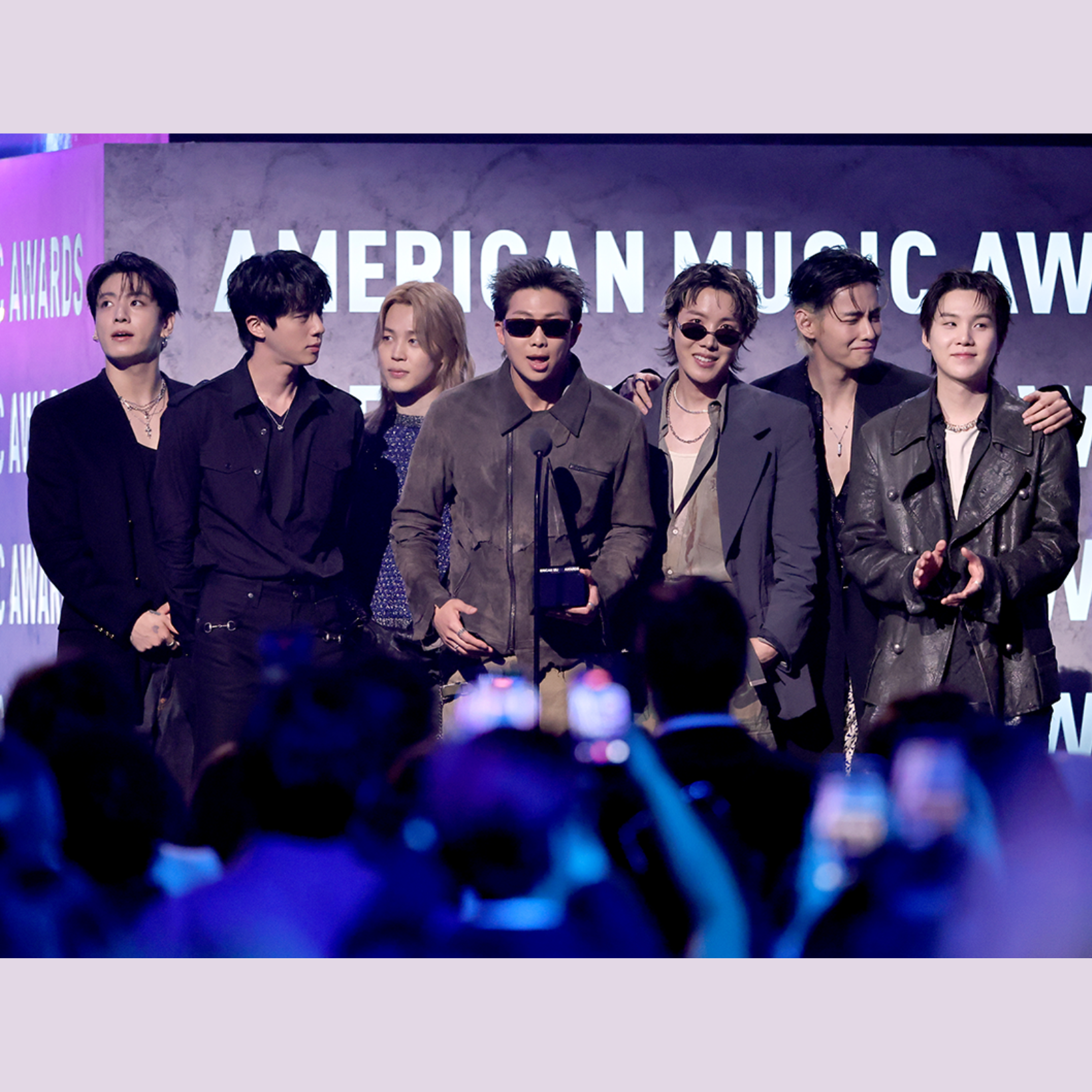 【BTS JINら】グッチを纏い、アメリカン・ミュージック・アワード2026に登場。