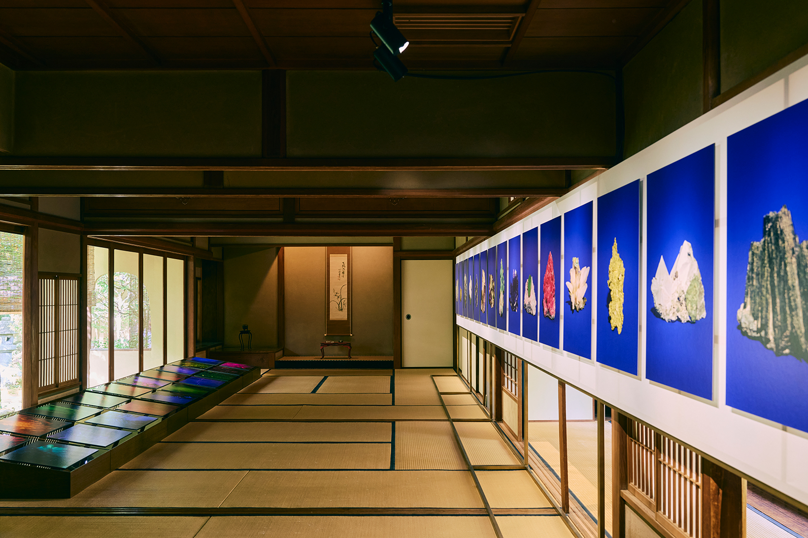 『The Scent of Light 光の薫り』
4月18日〜5月17日に開催されたKYOTOGRAPHIE 京都国際写真祭 2026で3つのシリーズの作品を展示。会場となった有斐斎弘道館の床の間には、皆川淇園の掛け軸とジュリエットがコレクションする石が置かれていた。「開物学を提唱した淇園とジュリエットの創作に、“ものの内部に入り込んでいく”共通性がありました」とは、セノグラフィを手がけた建築家の竹内誠一郎。
