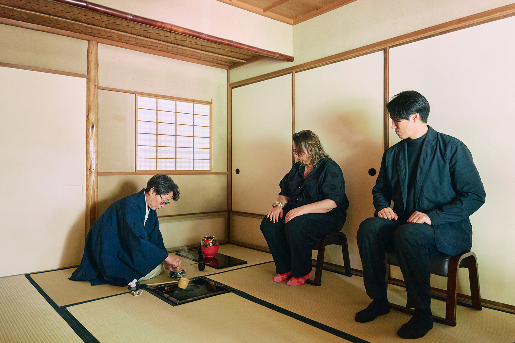 太田が流れるような所作で茶を点てる。千宗旦の花押の入った棗や瀬田掃部の茶杓など、道具の持つ意味もアートな要素に。