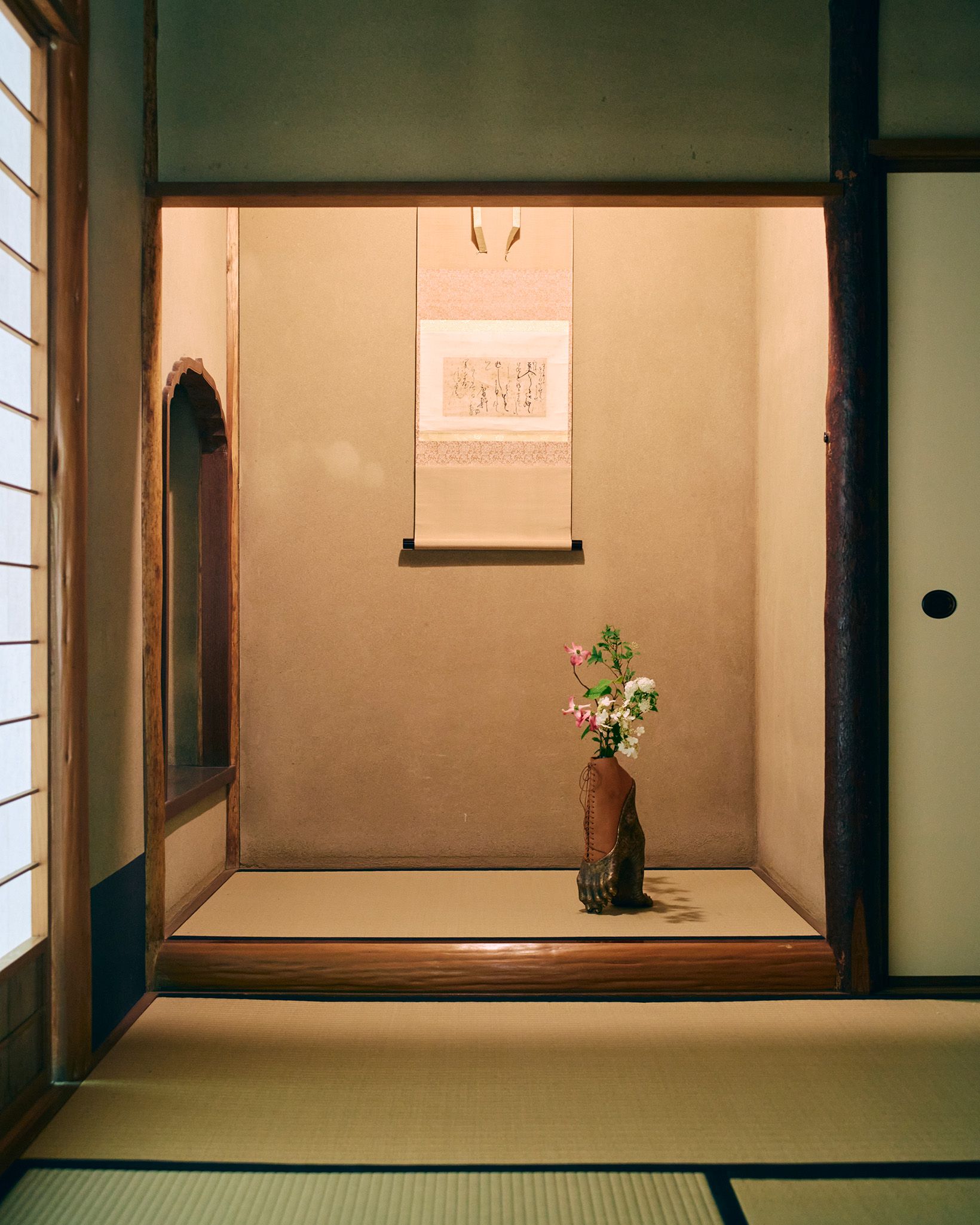 床の間には藤村庸軒の軸串野真也の作品に前夜選んだ花を生けた。客人のための設えは「数寄のインスタレーション」（太田宗達）