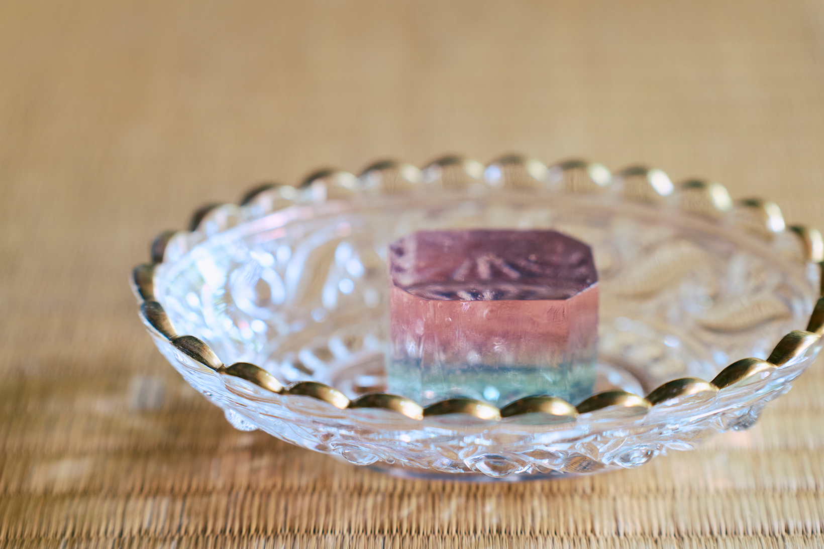 展示期間中は作品をイメージした特別な菓子とお茶が供された。この日はふたりのために光が美しいオールドバカラのうつわで。