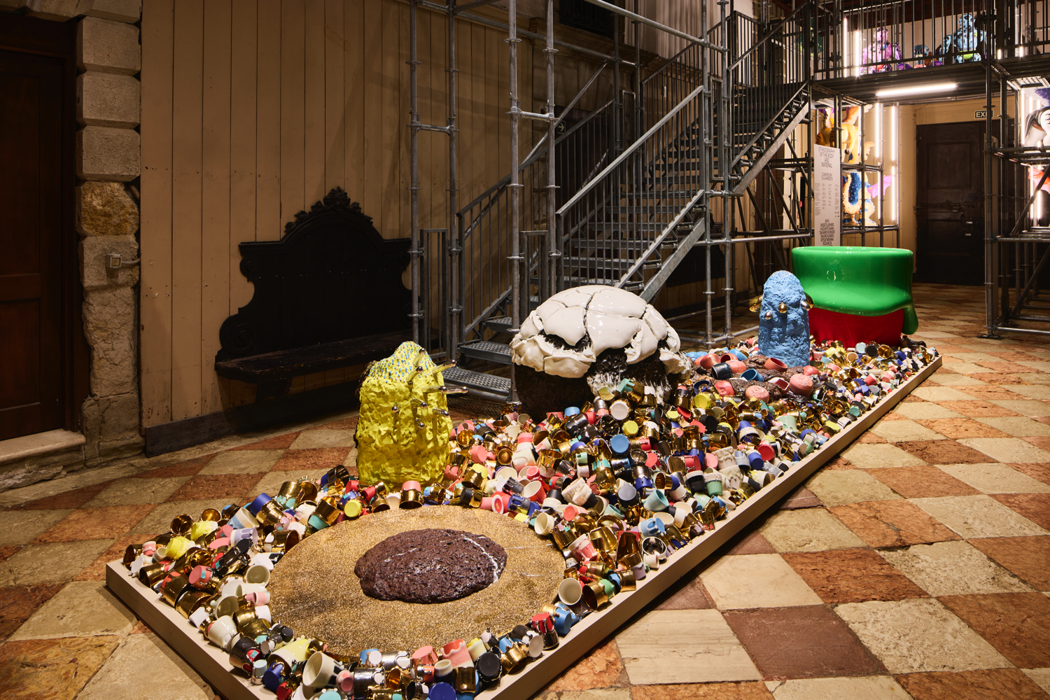 01_Installation view | madameFIGARO.jp(フィガロジャポン) 桑田卓郎の展示作品