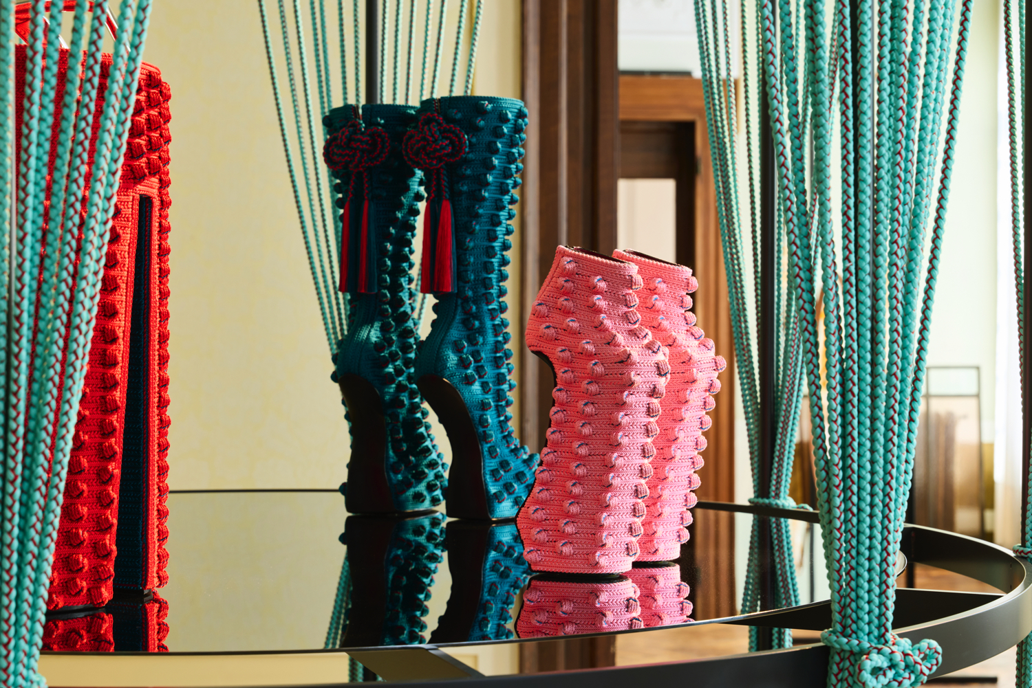 03_Center_ Noritaka Tatehana x Ryukobo Heel-less Shoes Right_ Baby Heel-less Shoes | madameFIGARO.jp(フィガロジャポン) 舘鼻則孝の展示作品