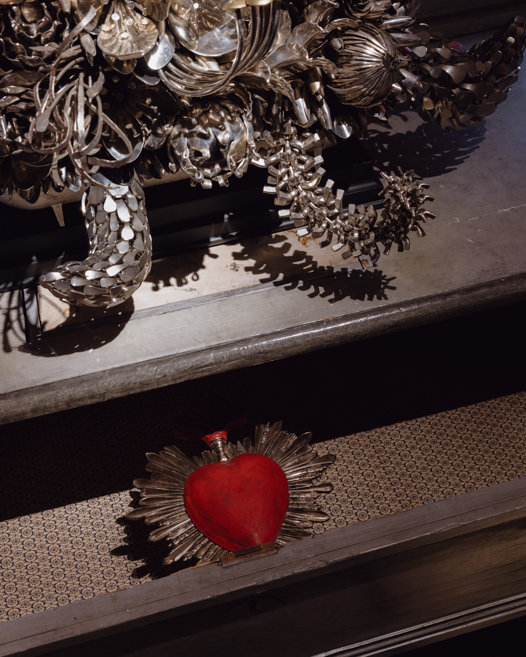 04_GC_FONDAZIONE DVN_PH MATTEO DE MAYDA | madameFIGARO.jp(フィガロジャポン) 銀食器を再利用した宗教的モチーフの彫刻