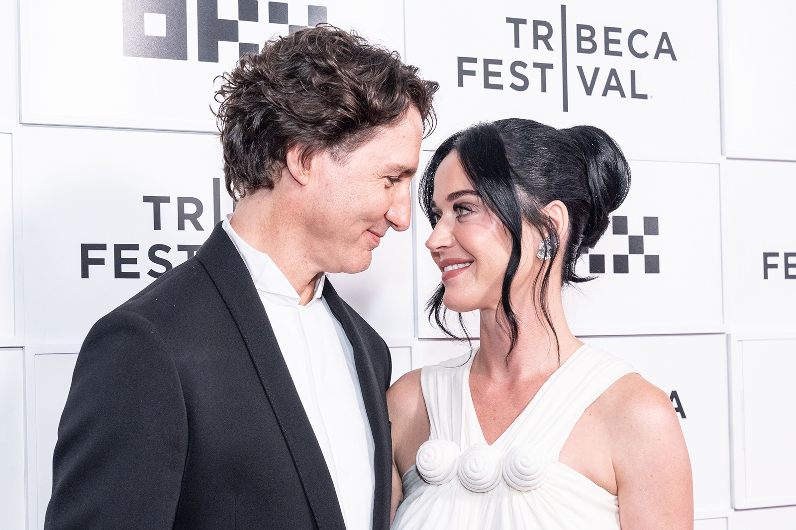 ケイティ・ペリーがジャスティン・トルドーが顔を寄せ合う様子