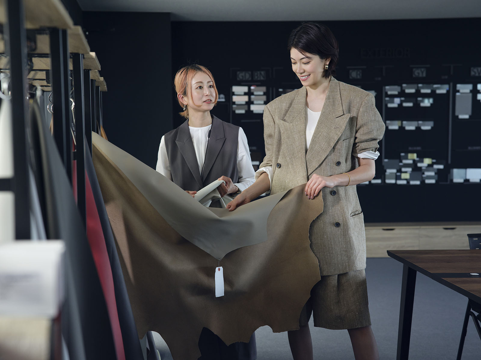 260525-hikari-mori-02 | madameFIGARO.jp(フィガロジャポン) COLOR DESIGN MANAGER, LEXUS DESIGNの岡本桃子と森星
