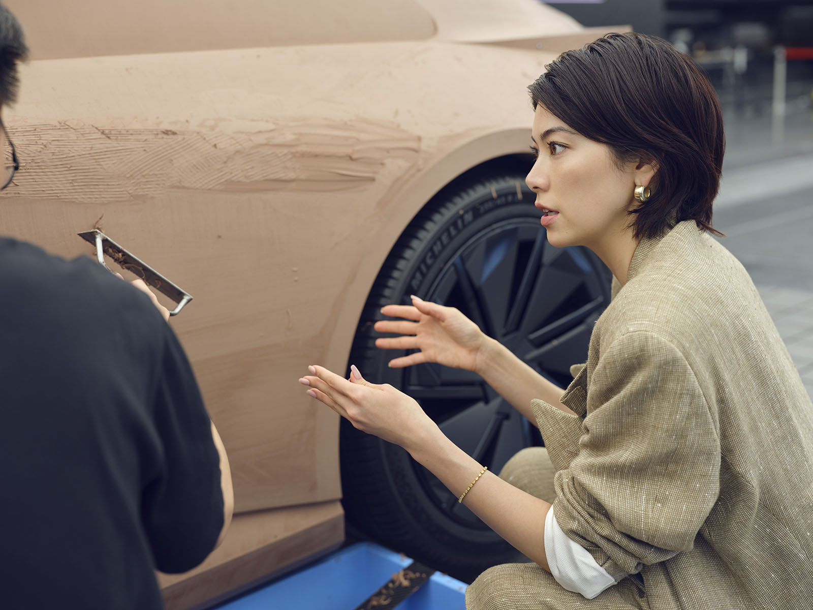 260525-hikari-mori-03 | madameFIGARO.jp(フィガロジャポン) LEXUSのクレイモデラーと会話する森星
