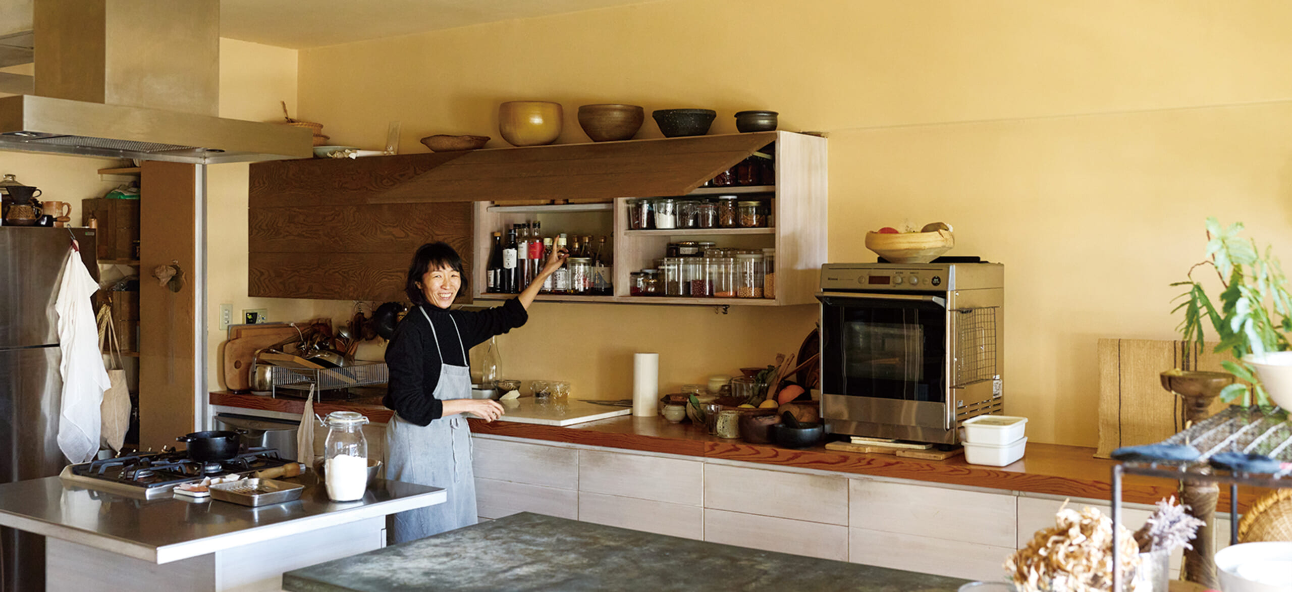 冷水希三子に学ぶ、動線×使用頻度で決める収納術。【料理家に学ぶキッチン整頓術】