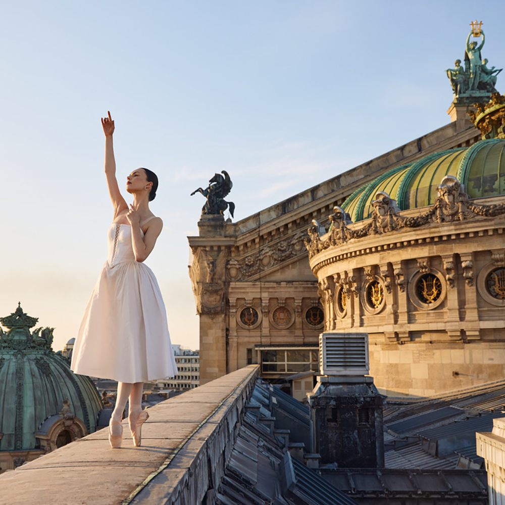 11月30日まで、ガルニエ宮の舞台裏をブルーエン・バティストーニと没入体験。