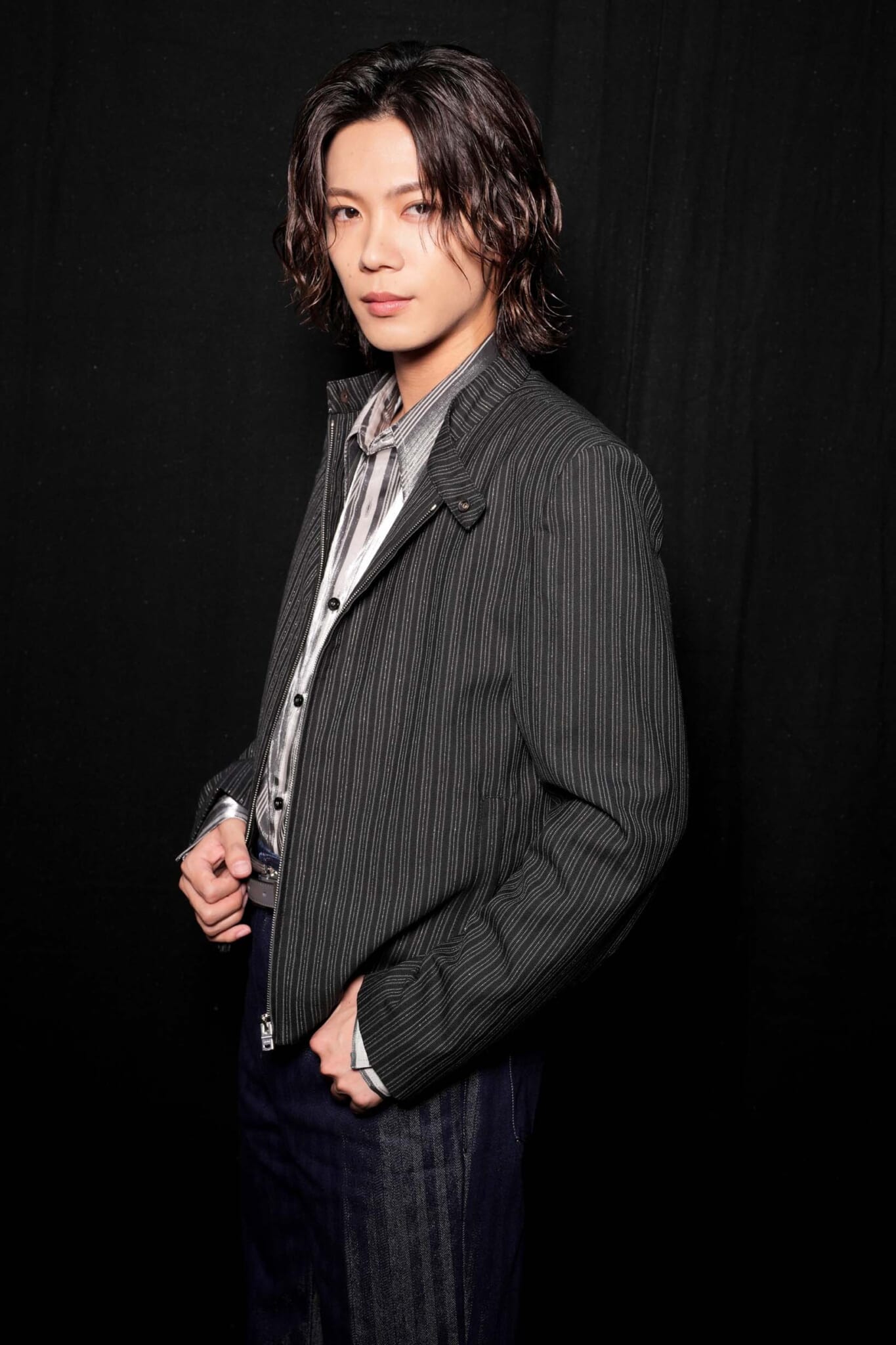 【神宮寺勇太(Number_i)in パリ】神宮寺勇太がパリに爽やかさをもたらす。アミリが紡ぐ、夜のロサンゼルスの甘美な誘惑。【2027年春夏 ...