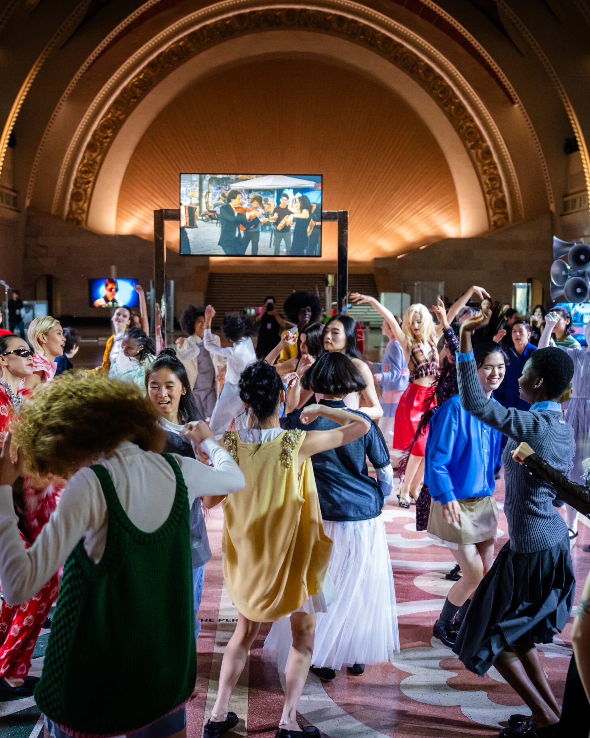 MIU MIU TALES TELLERS SHANGHAI 2026_PERFORMANC_17 | madameFIGARO.jp(フィガロジャポン)