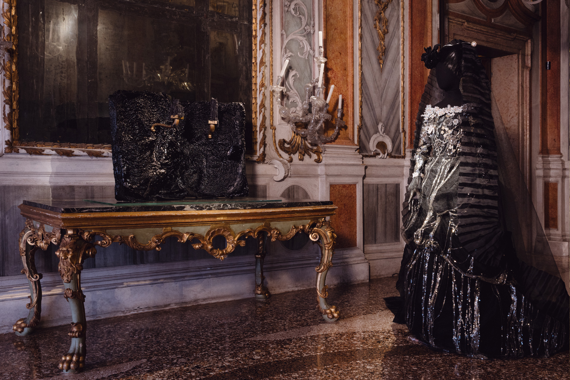 Side_Gallery_2026_Dries_Van_Noten_Fondazione_Exhibition_04 | madameFIGARO.jp(フィガロジャポン) ドリス ヴァン ノッテン初の展覧会