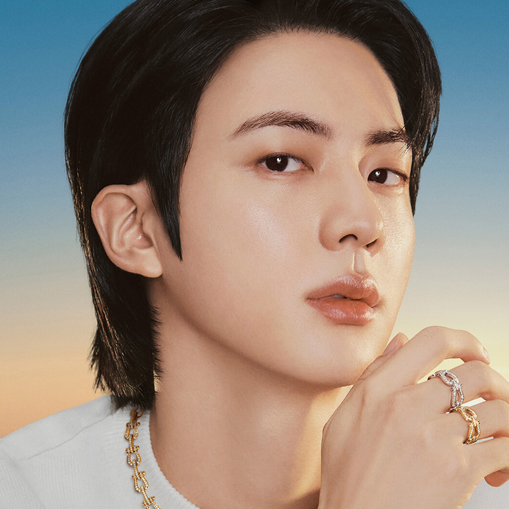 BTS JIN、美しさが止まらない！ 思わず見惚れる22枚をチェック。
