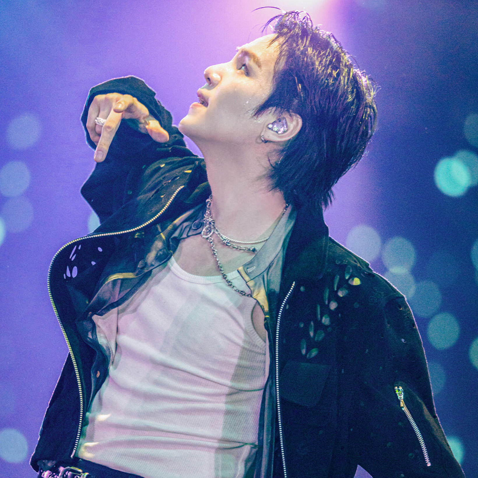 BTS SUGA、ステージで輝く姿。ARIRANGでのショットをプレイバック。