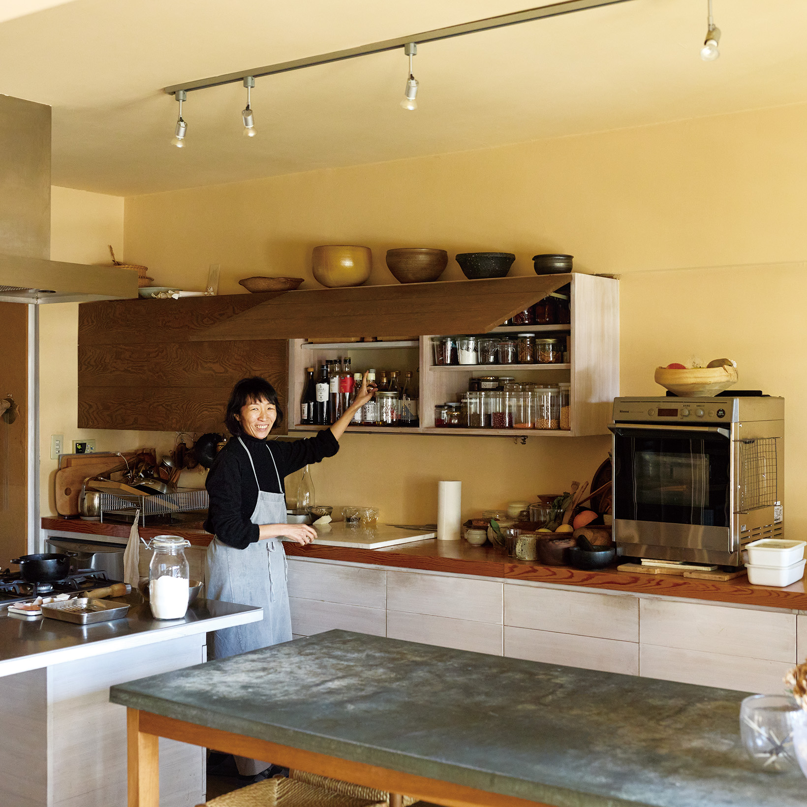 冷水希三子に学ぶ、動線×使用頻度で決める収納術。【料理家に学ぶキッチン整頓術】