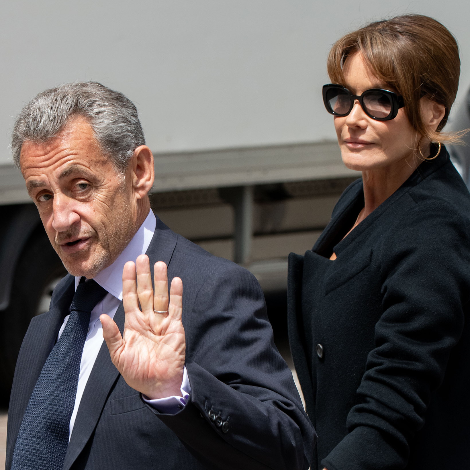 カーラ・ブルーニ、ニコラ・サルコジとヴァカンスを満喫。水辺で見せた仲睦まじい姿に反響。