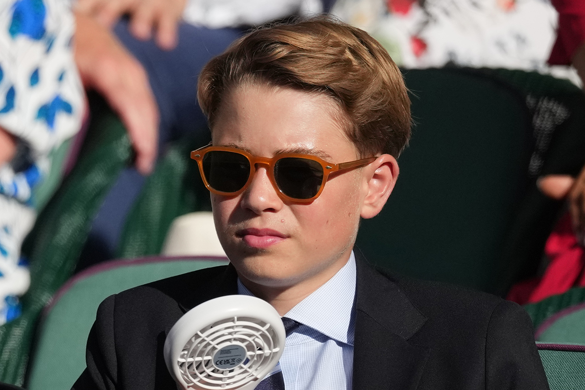 ジョージ王子が水着で駆け回る姿がキュート！ 英国王室が13歳の誕生日