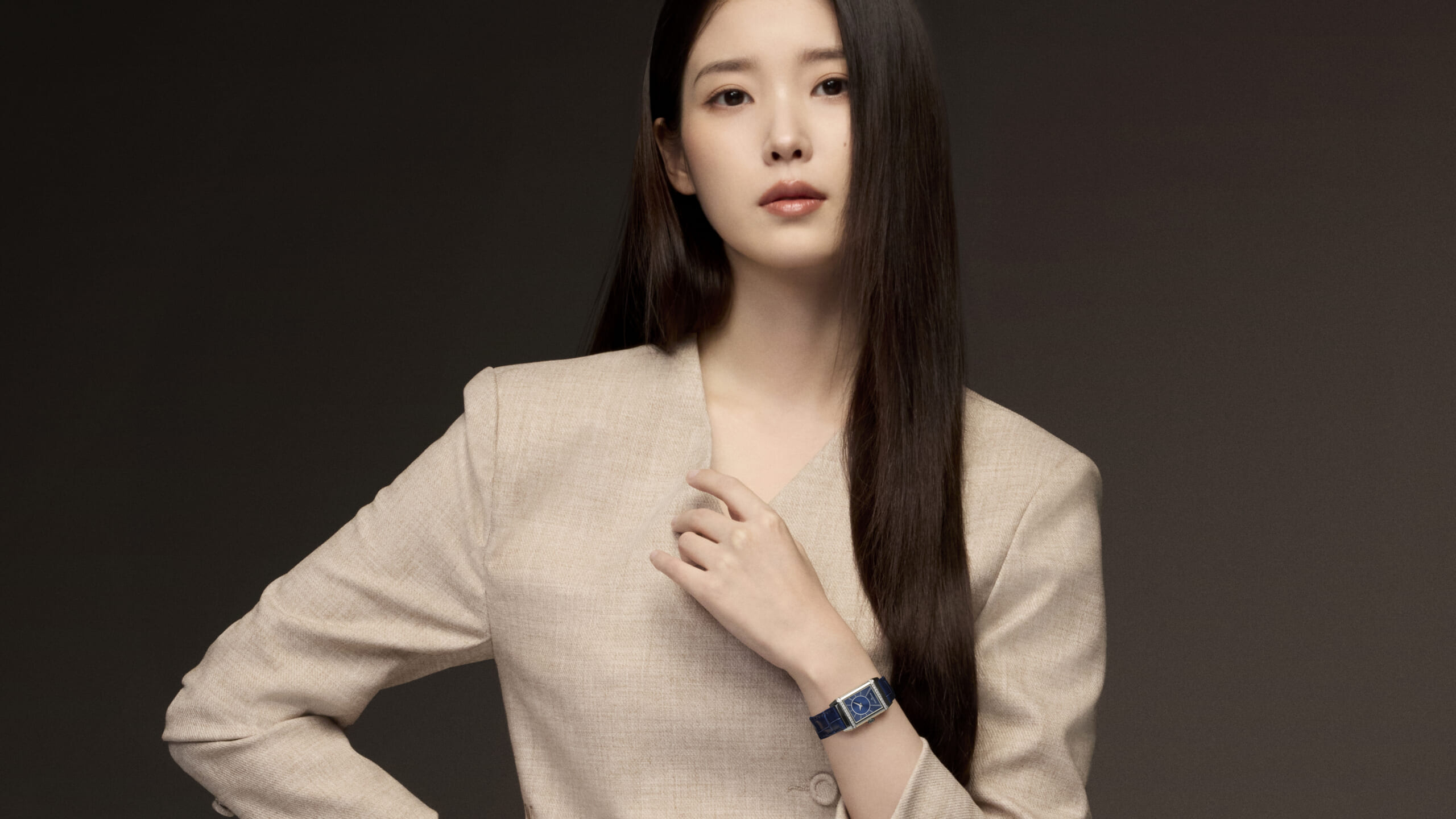 2026_REVERSO_DUETTO__CLASSIC_Q2668423_02_Adobe98_16x9_crop | madameFIGARO.jp(フィガロジャポン)