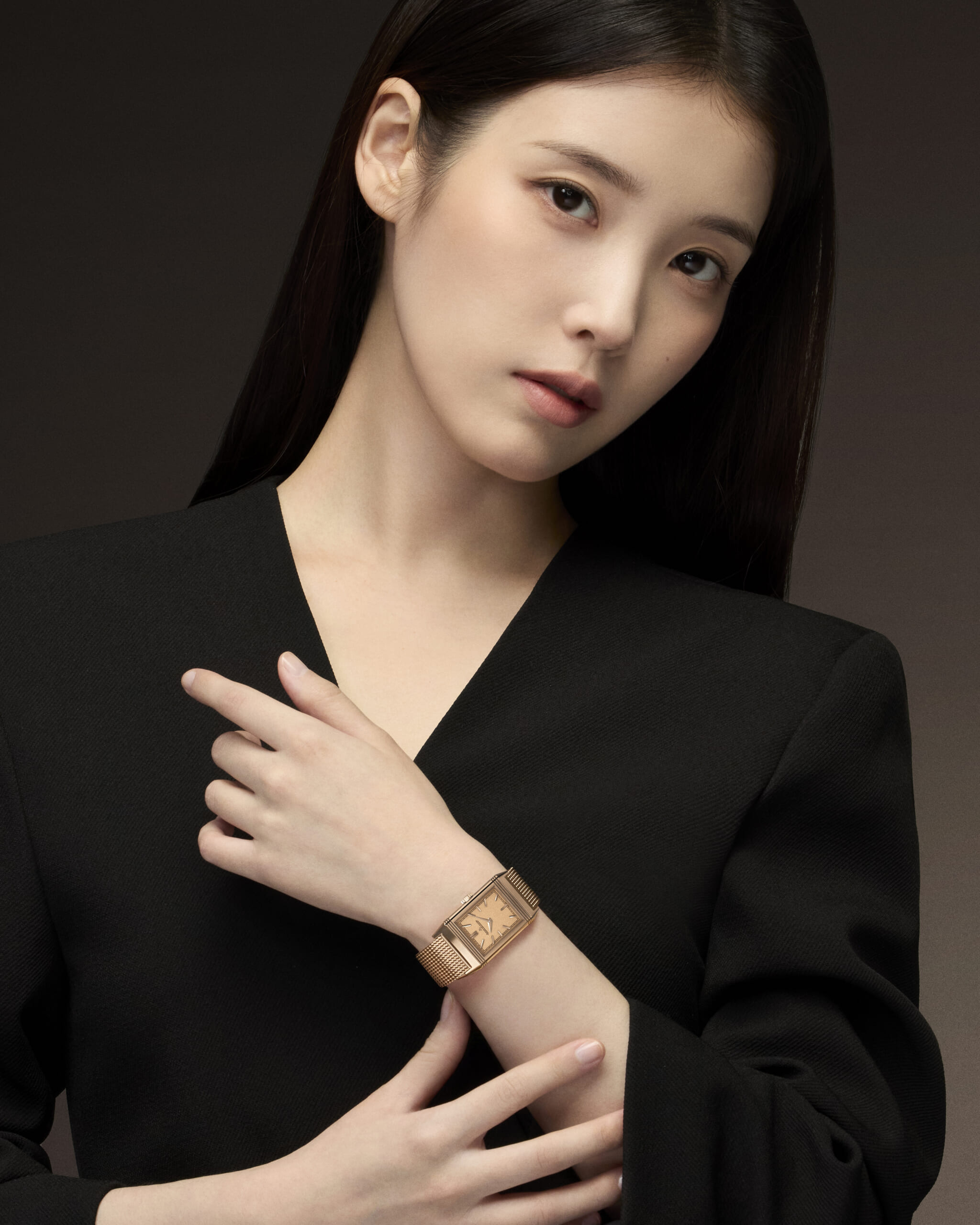2026_REVERSO_TRIBUTE_MONOFACE_Q716216J_02_Adobe98_4x5_crop | madameFIGARO.jp(フィガロジャポン)