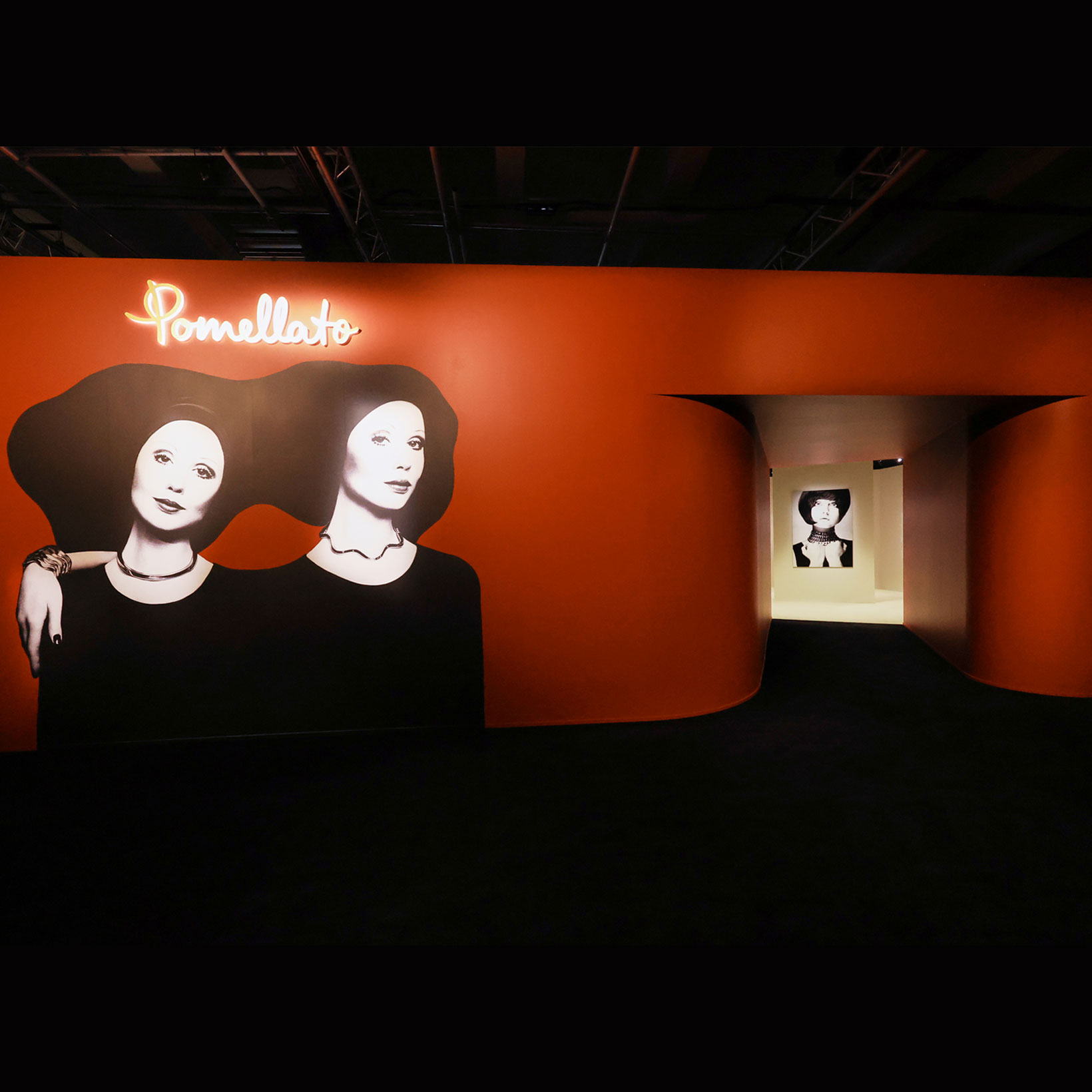女性の自己表現を支えたポメラート、60年の革新をパリの展覧会で読み解く。