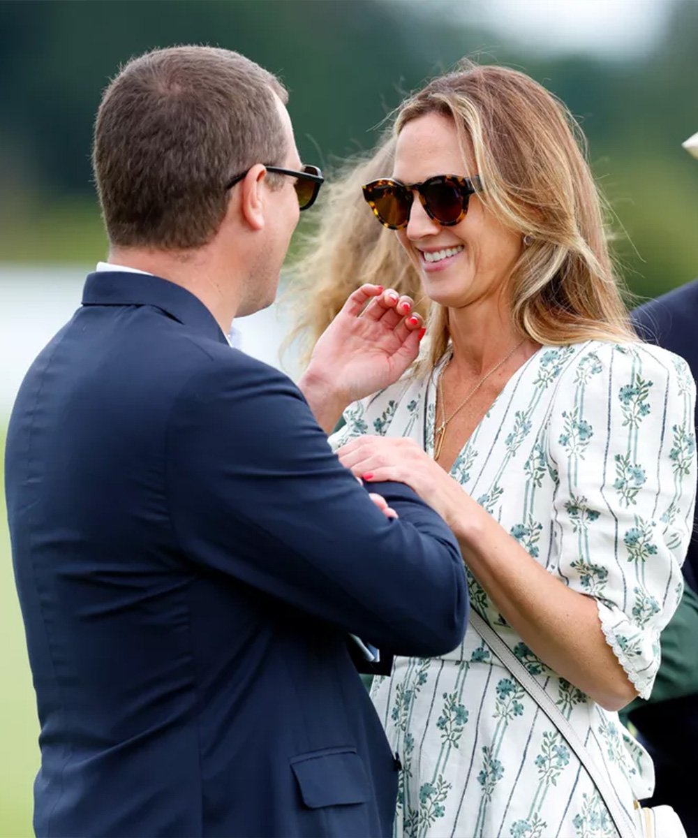 ロイヤル・チャリティー・ポロ・カップの会場でくつろぐピーター・フィリップスとハリエット・スペリング