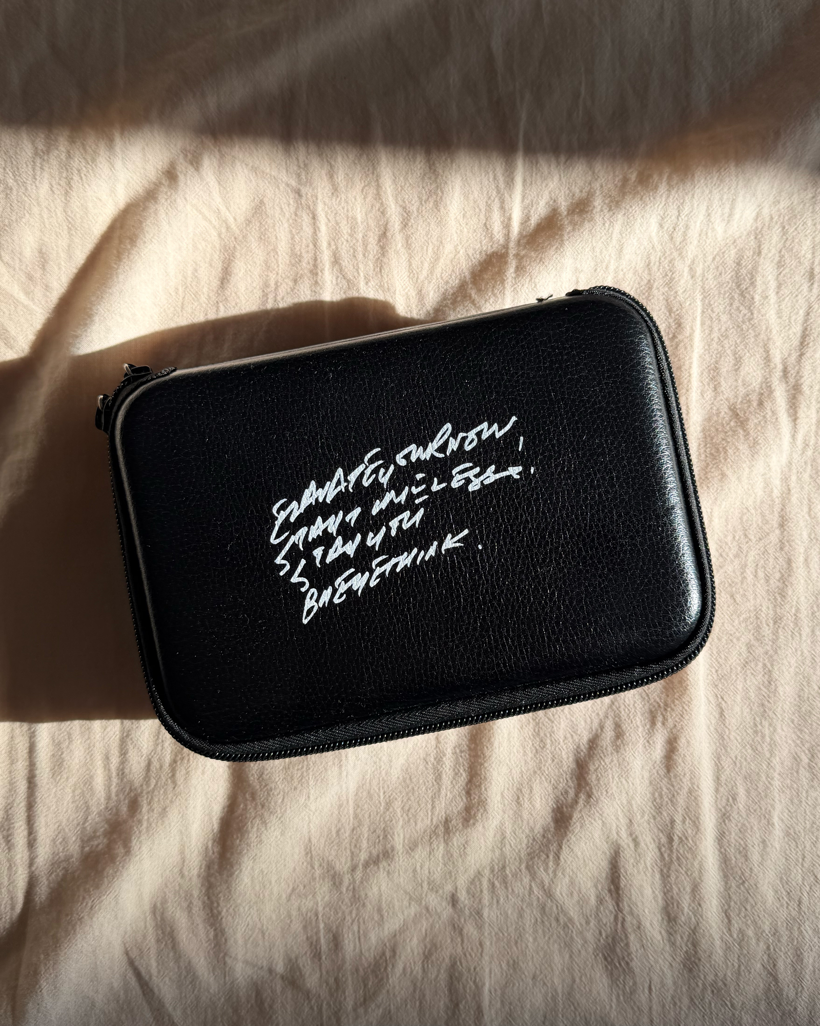 260728-uchida-yoichiro-x-eyethink-case-2pairs-1 | madameFIGARO.jp(フィガロジャポン) 内田洋一郎×アイシンク(EYETHINK)のコラボレーションメガネケース"