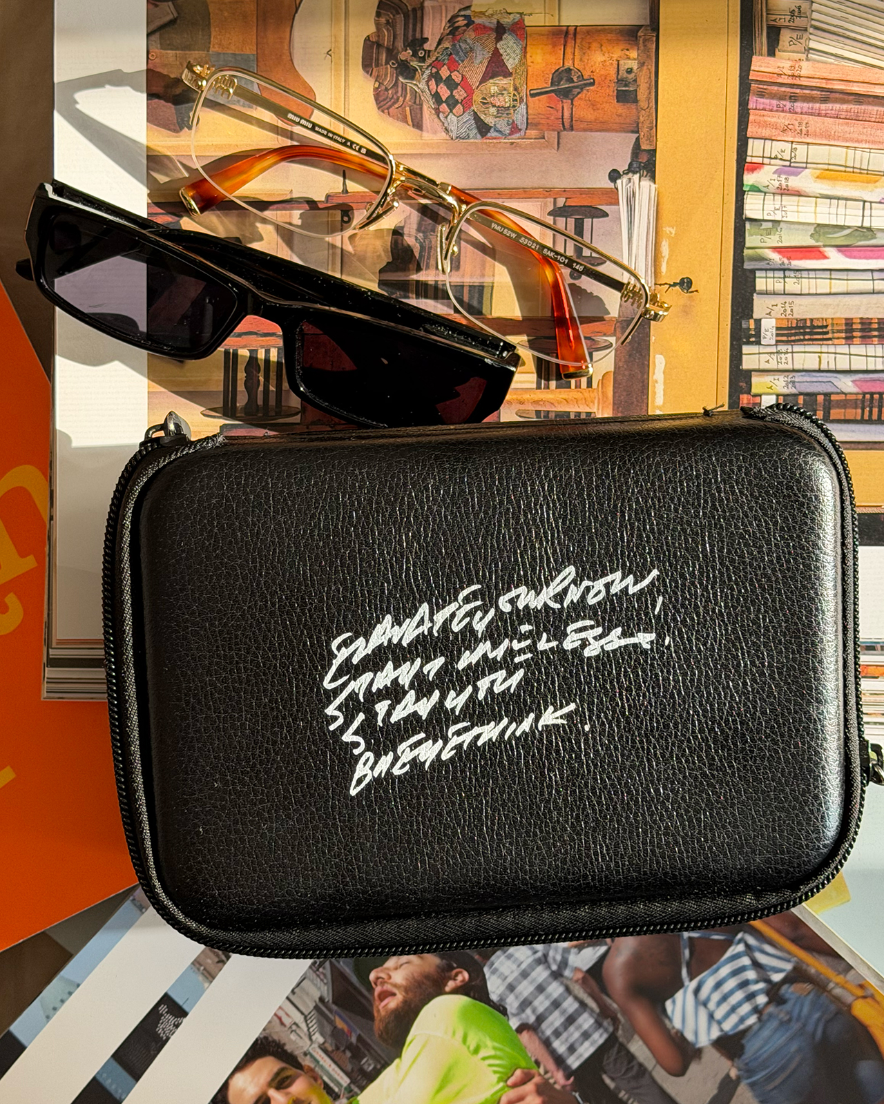 260728-uchida-yoichiro-x-eyethink-case-2pairs-1280 | madameFIGARO.jp(フィガロジャポン) ブラックのフェイクレザーに内田洋一郎のセンターデザインが施されたメガネケース