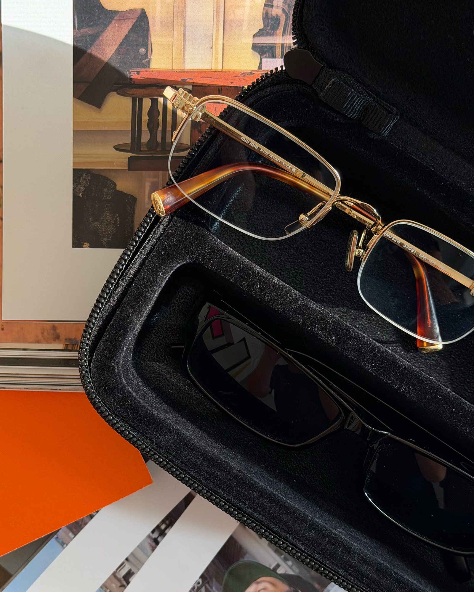260728-uchida-yoichiro-x-eyethink-case-2pairs-2 | madameFIGARO.jp(フィガロジャポン) サングラスとメガネを2本収納できるアイシンクのメガネケースの内部