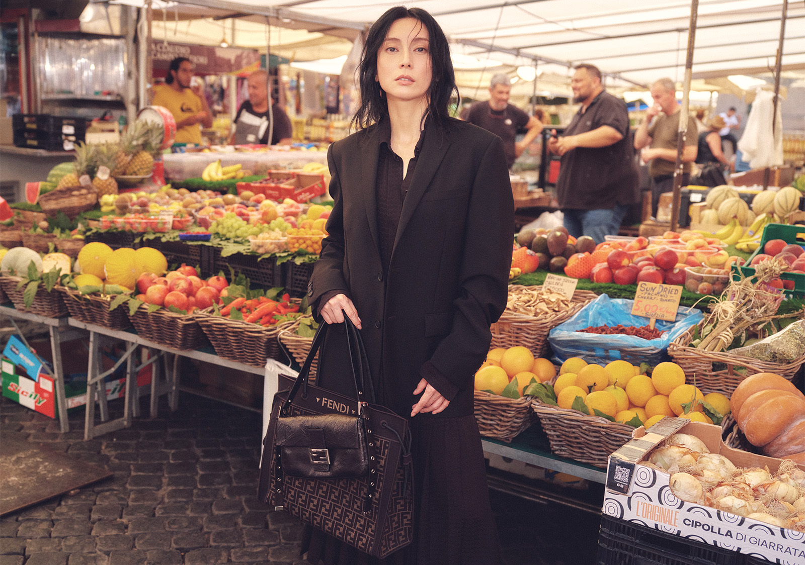 260731-fendi-rome-01 | madameFIGARO.jp(フィガロジャポン) 柴咲コウが着用する、フェンディ2026-27年秋冬コレクションの構築的なブレザーとドレス。ローマの朝の街並みを背景に