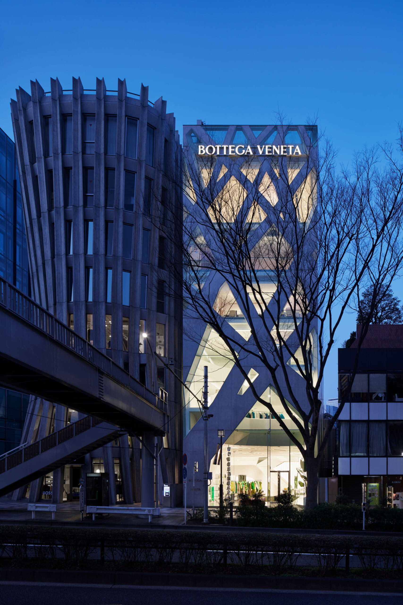 BottegaVeneta_Omotesando_exterior_01 | madameFIGARO.jp(フィガロジャポン)