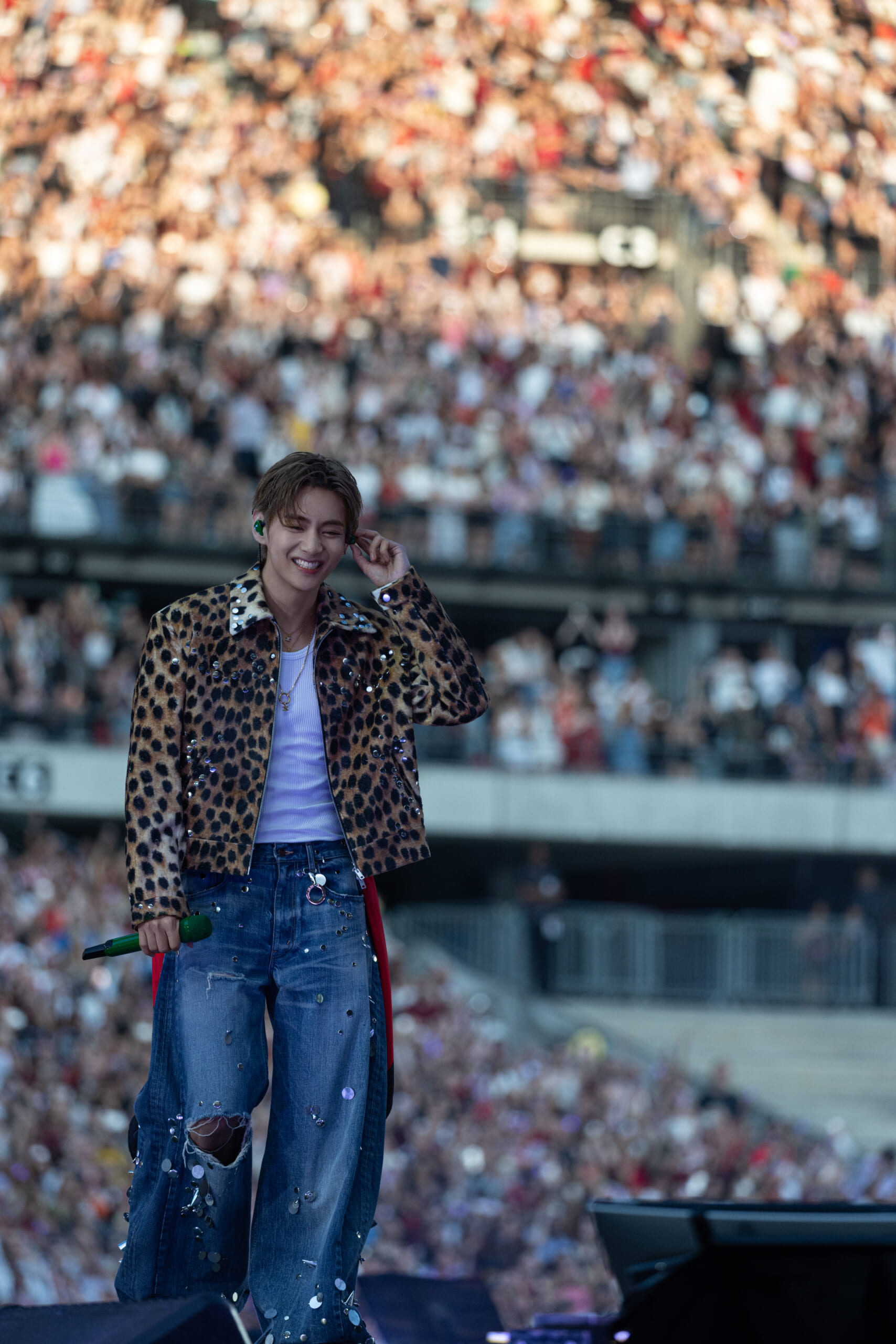 ソロショット追加多数！ BTS V、ワールドツアーパリ公演で華麗な