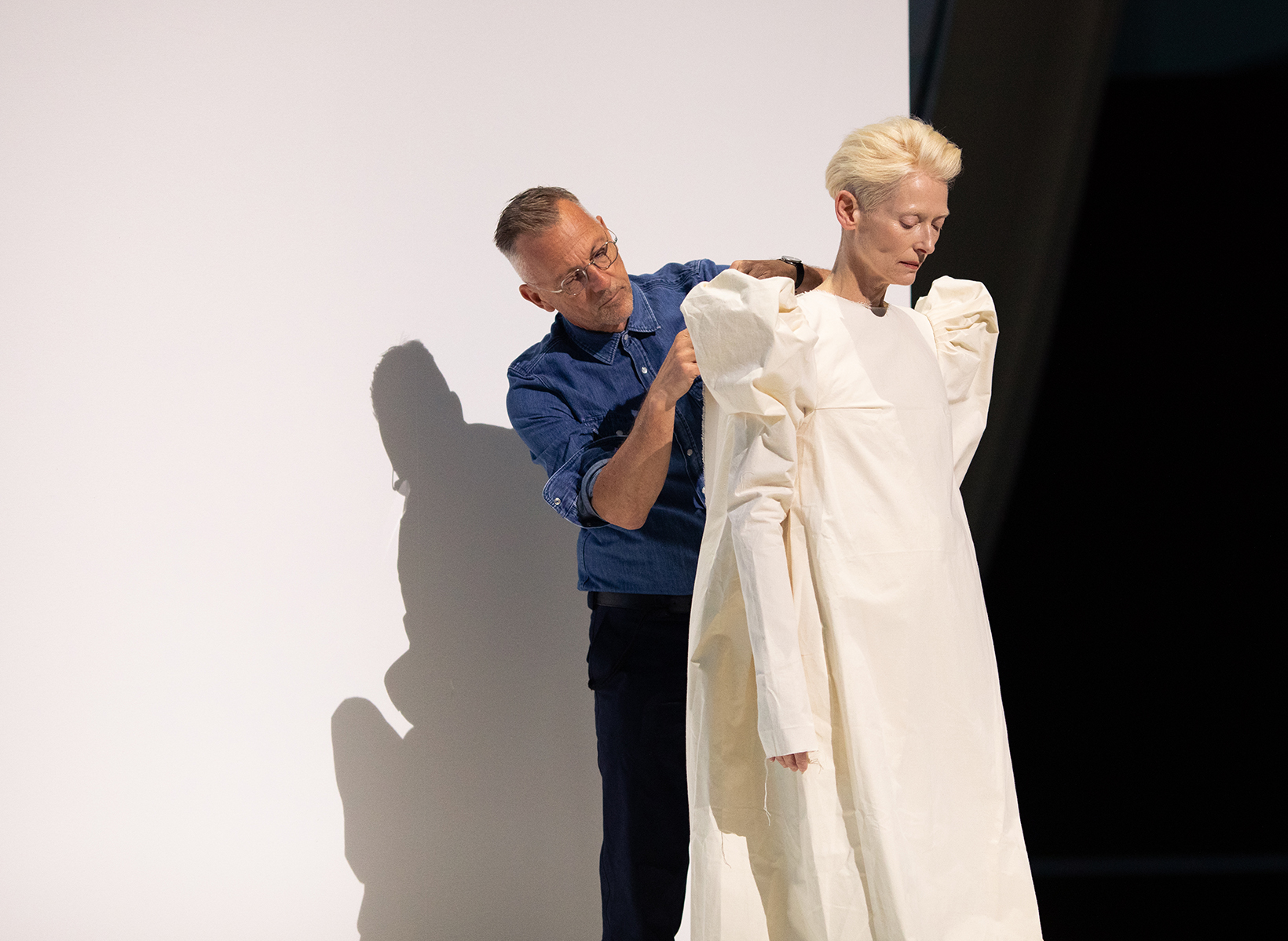 アーティストでありパフォーマーのティルダ・スウィントンと、ジェイエムウエストンのアーティスティック・イメージ＆カルチャー・ディレクター兼キュレーターのオリヴィエ・サイヤール。