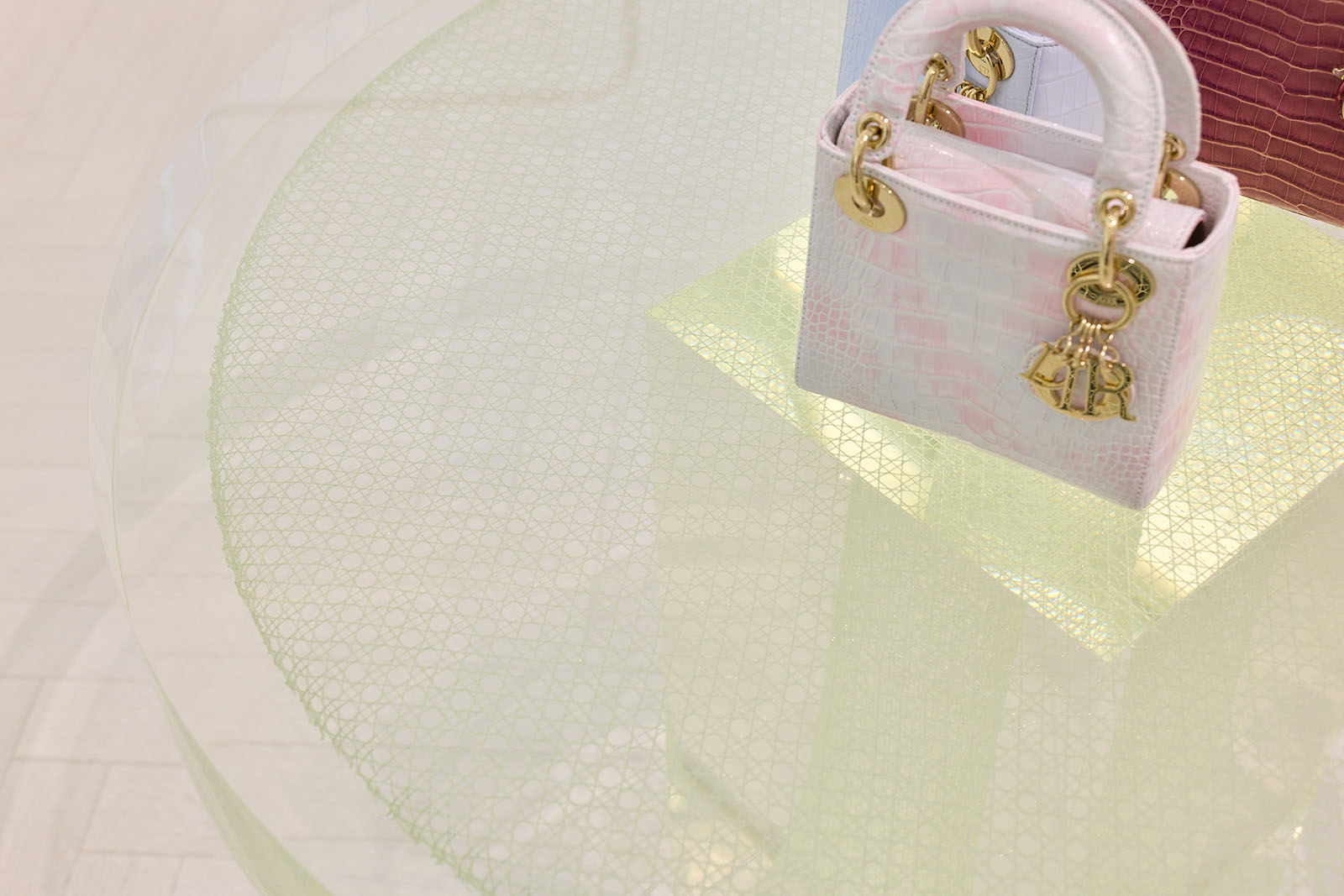 atari-dior-260707-02 | madameFIGARO.jp(フィガロジャポン)