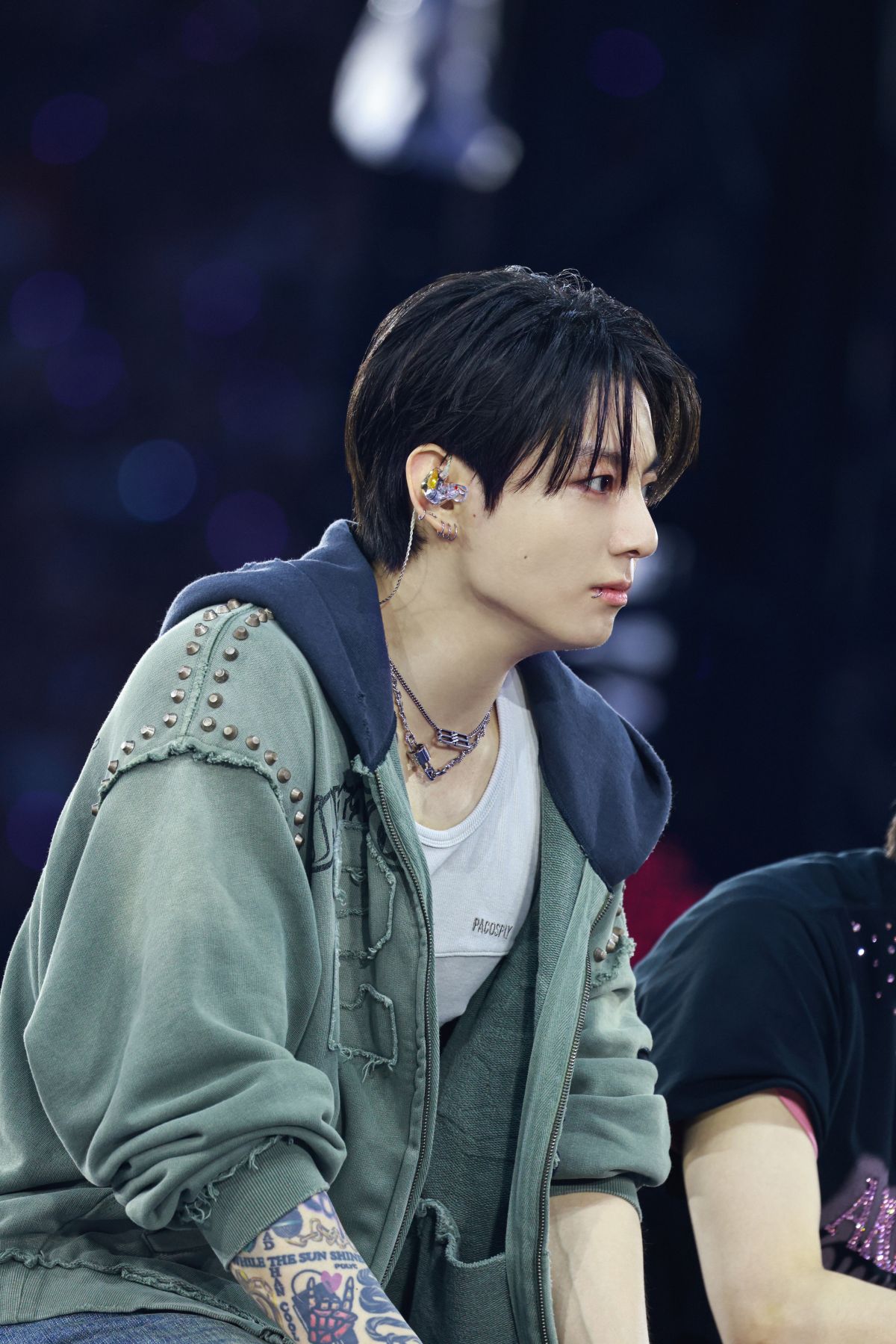 balenciaga-jungkook-1 | madameFIGARO.jp(フィガロジャポン)