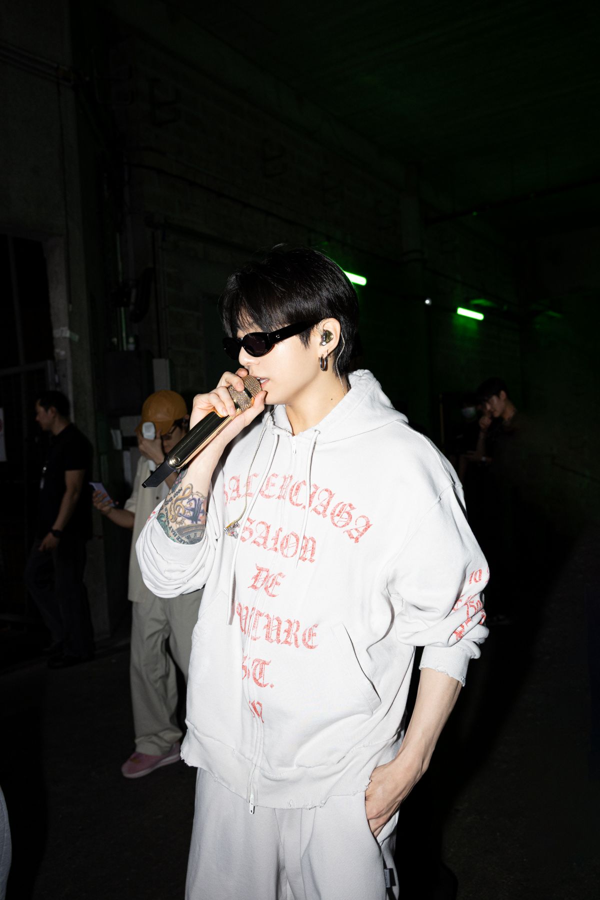 balenciaga-jungkook-5 | madameFIGARO.jp(フィガロジャポン)