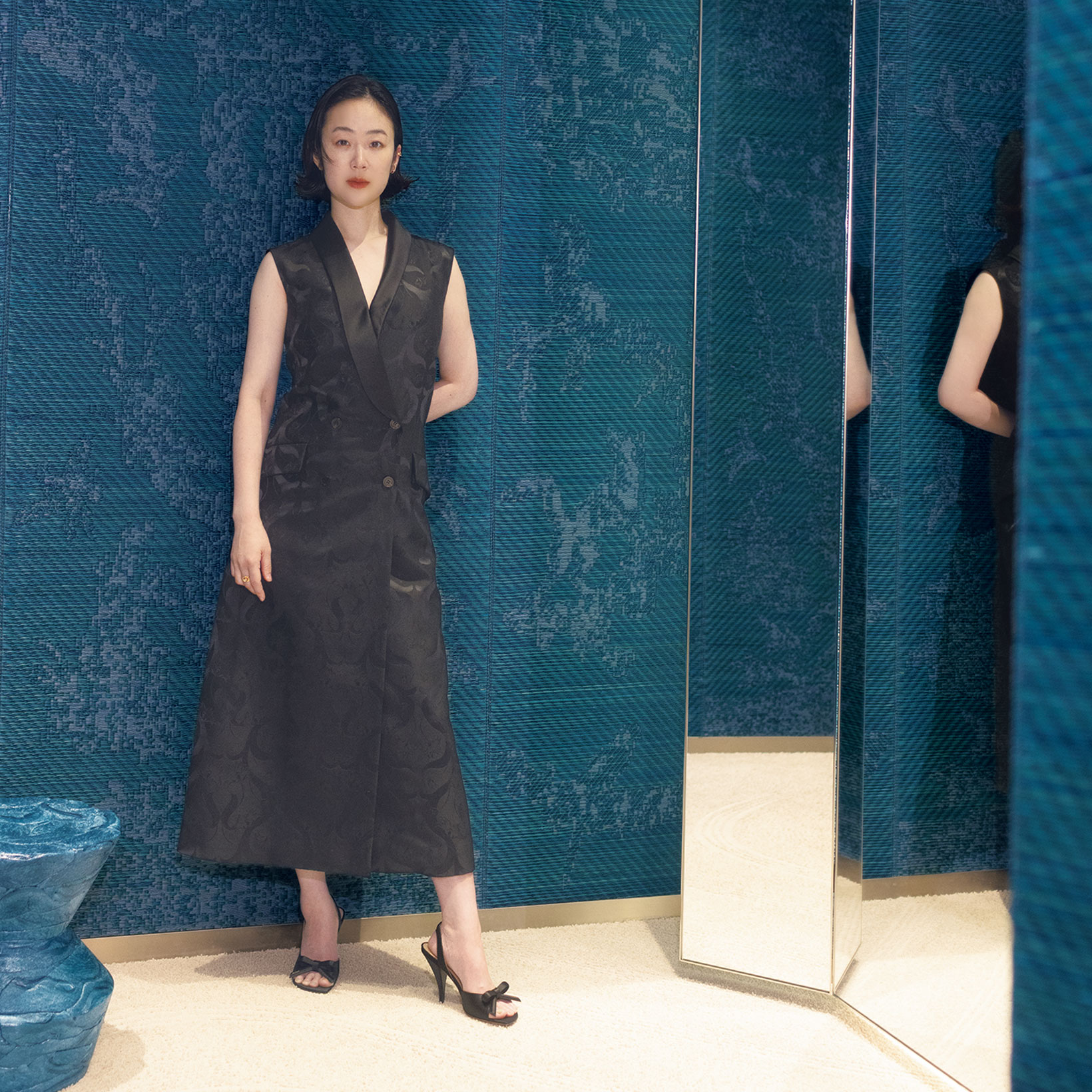 【黒木華のDIOR探訪 Vol.3】視覚、嗅覚、触覚で感じるフィッティングルーム、光井花の装飾。