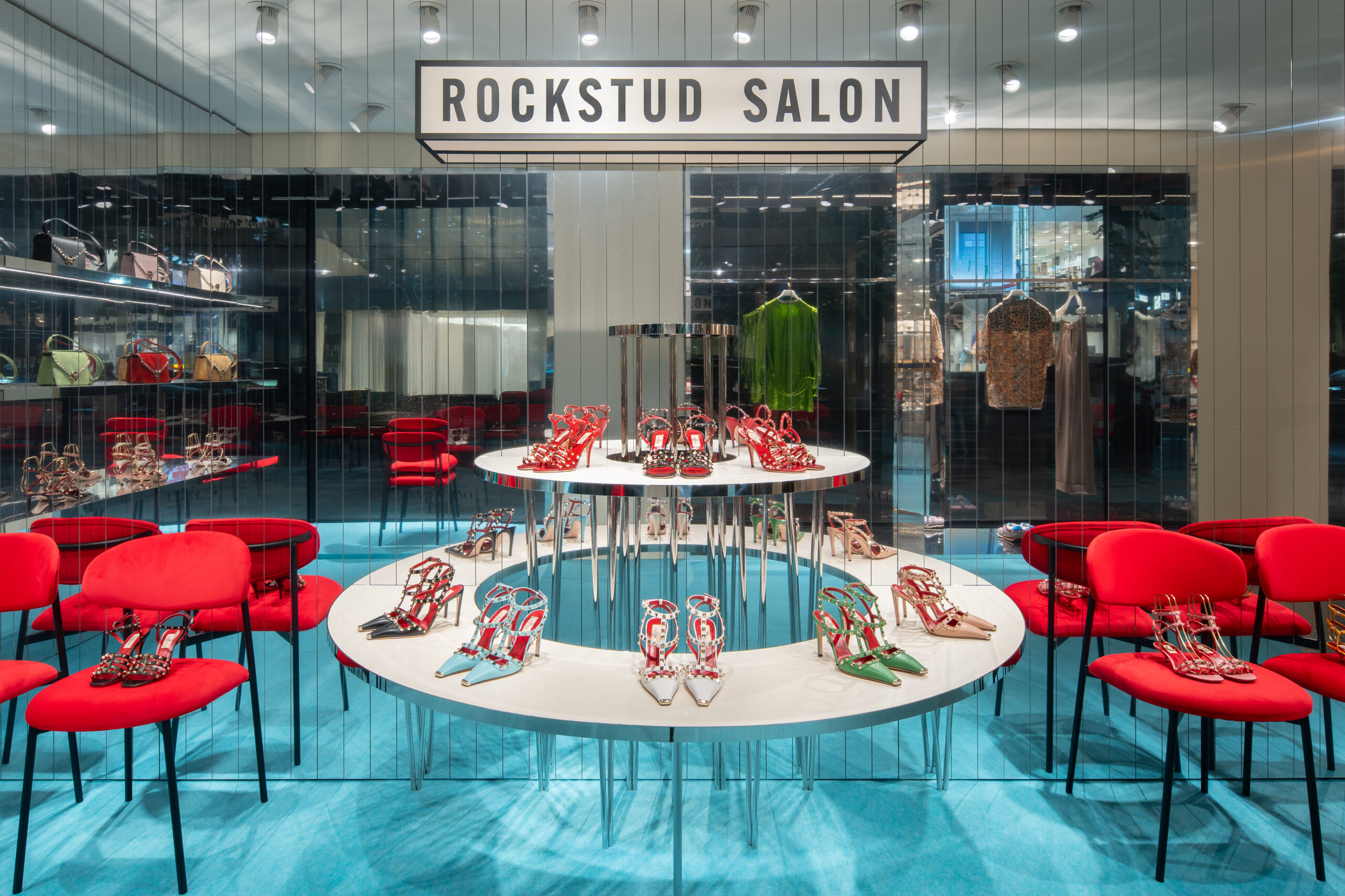 ヴァレンティノ 銀座に「ロックスタッズサロン」が登場