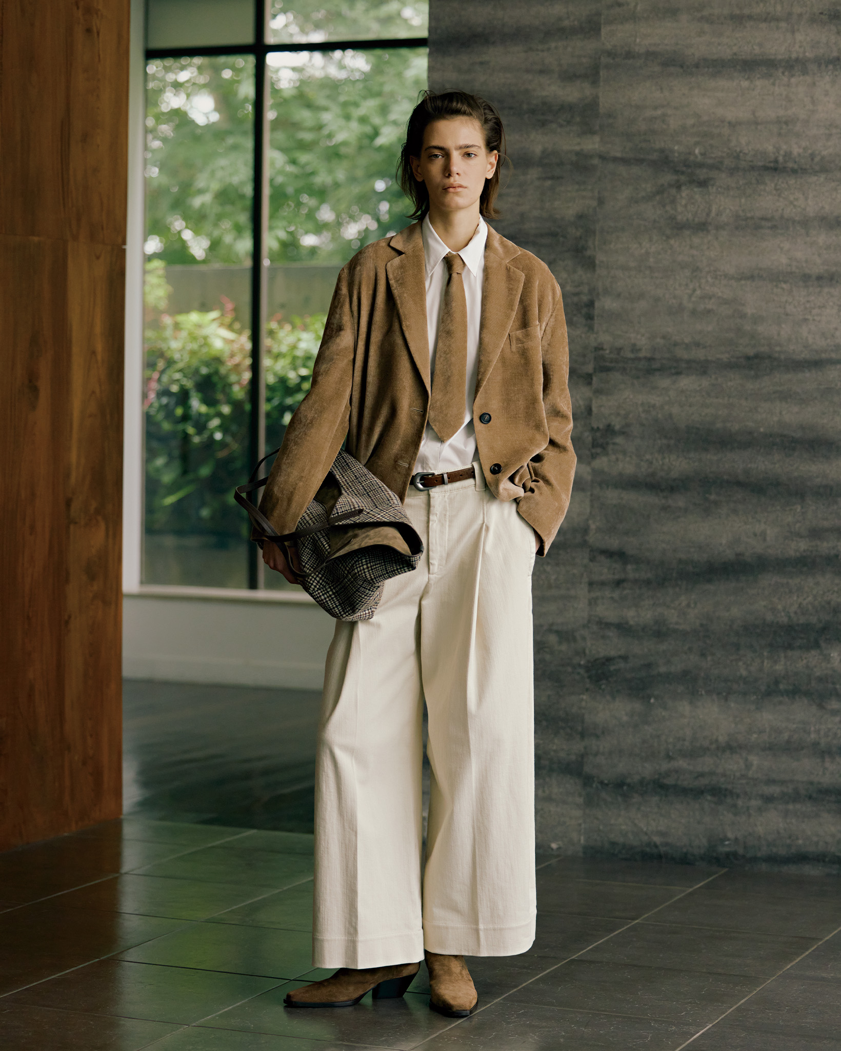 01-brunellocucinelli-260820 | madameFIGARO.jp(フィガロジャポン) ブルネロ クチネリの2026年秋冬コーディネート。バッグ「リバーシブル デュオ ショッピングバッグ」(ポーチ付き)¥533,500、ジャケット¥687,500、シャツ¥201,300、パンツ¥297,000、ネクタイ¥89,100、ベルト¥250,800、ブーツ¥354,200/以上ブルネロ クチネリ(ブルネロ クチネリ ジャパン)