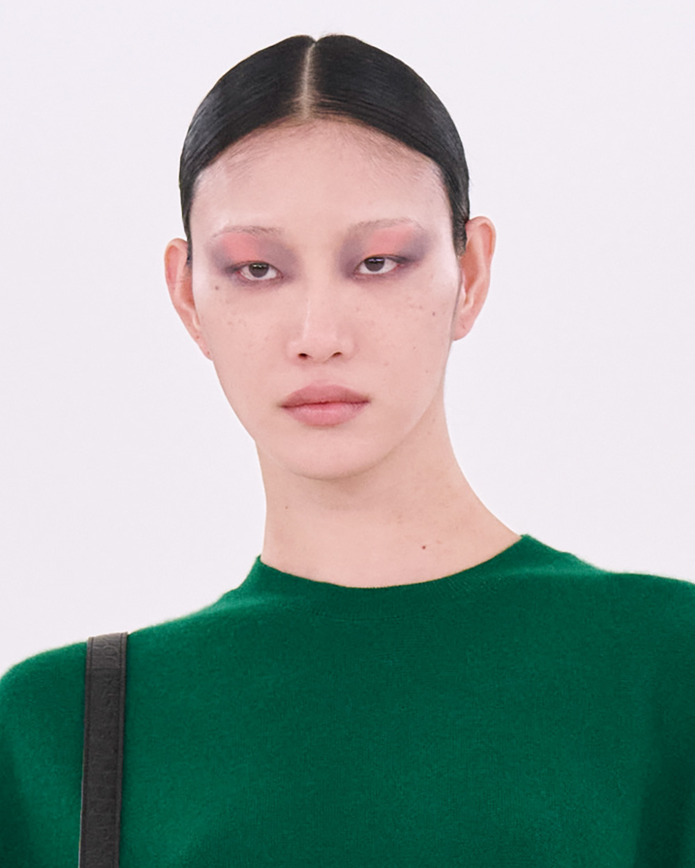 260804-blurred-mauve-lips-02 | madameFIGARO.jp(フィガロジャポン)