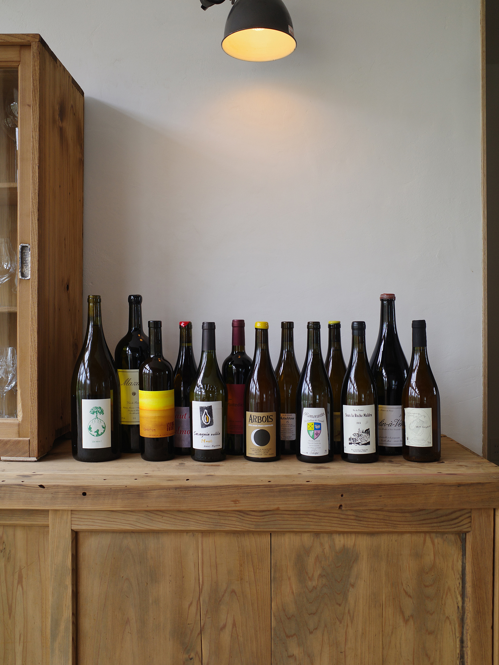 260804-karuizawa-recommend-wine-bread-1 | madameFIGARO.jp(フィガロジャポン) 軽井沢のワイン酒場「stand fog」の店内に並ぶワインボトル