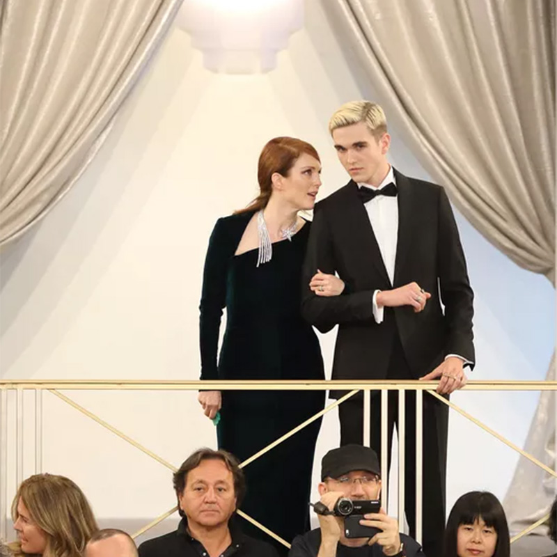 母・イザベル・アジャーニ、影に隠れてきたふたりの息子について明かす。