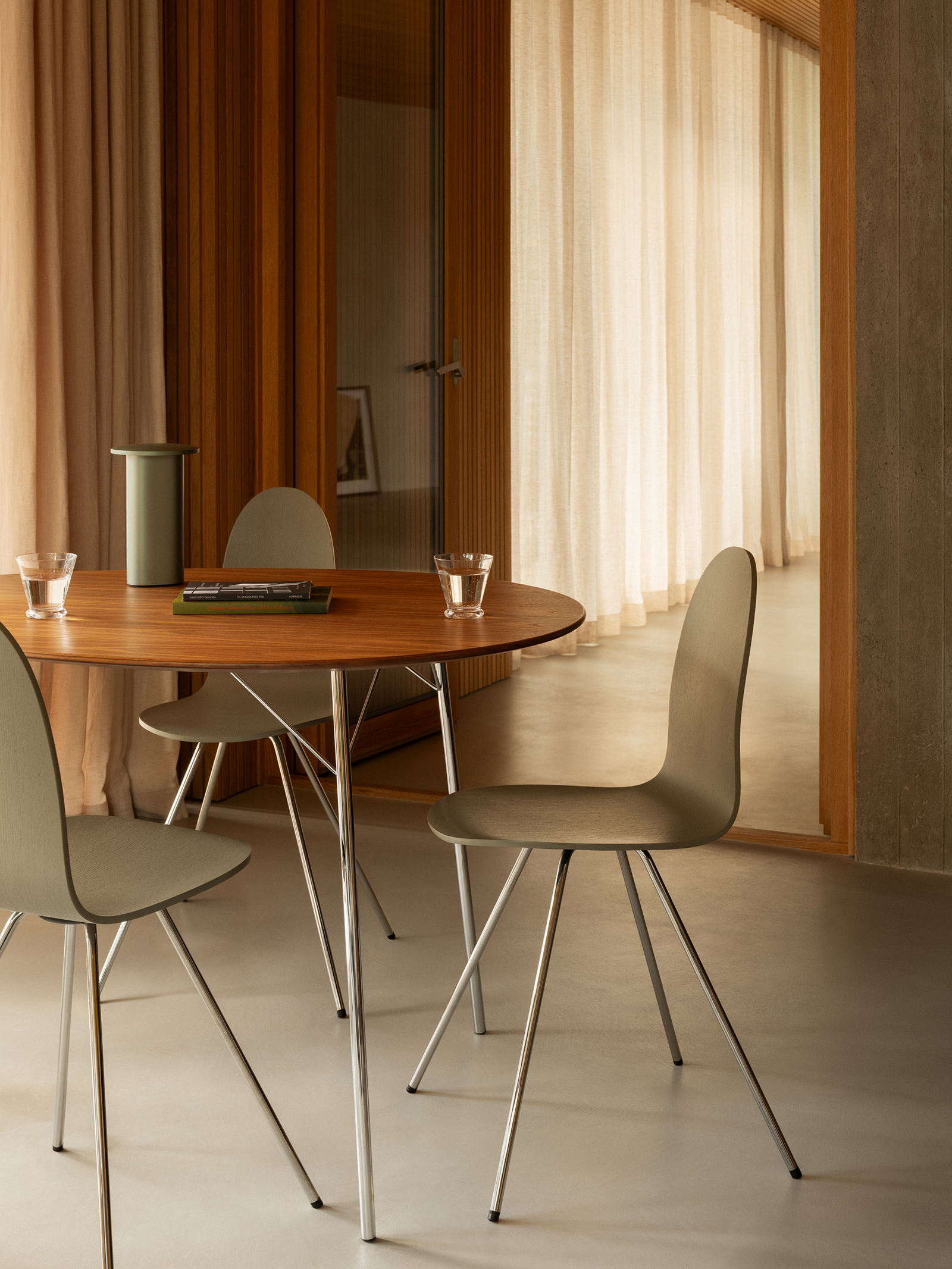 260806-tongue-chair-fritz-hansen-actus-limited-14 | madameFIGARO.jp(フィガロジャポン)