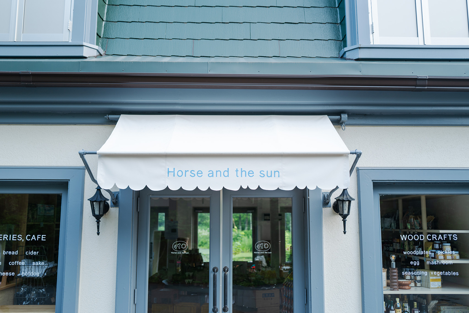 260812-karuizawa-recommend-2 | madameFIGARO.jp(フィガロジャポン) 軽井沢レイクガーデンにあるグローサリー&カフェ「Horse and the sun」の外観