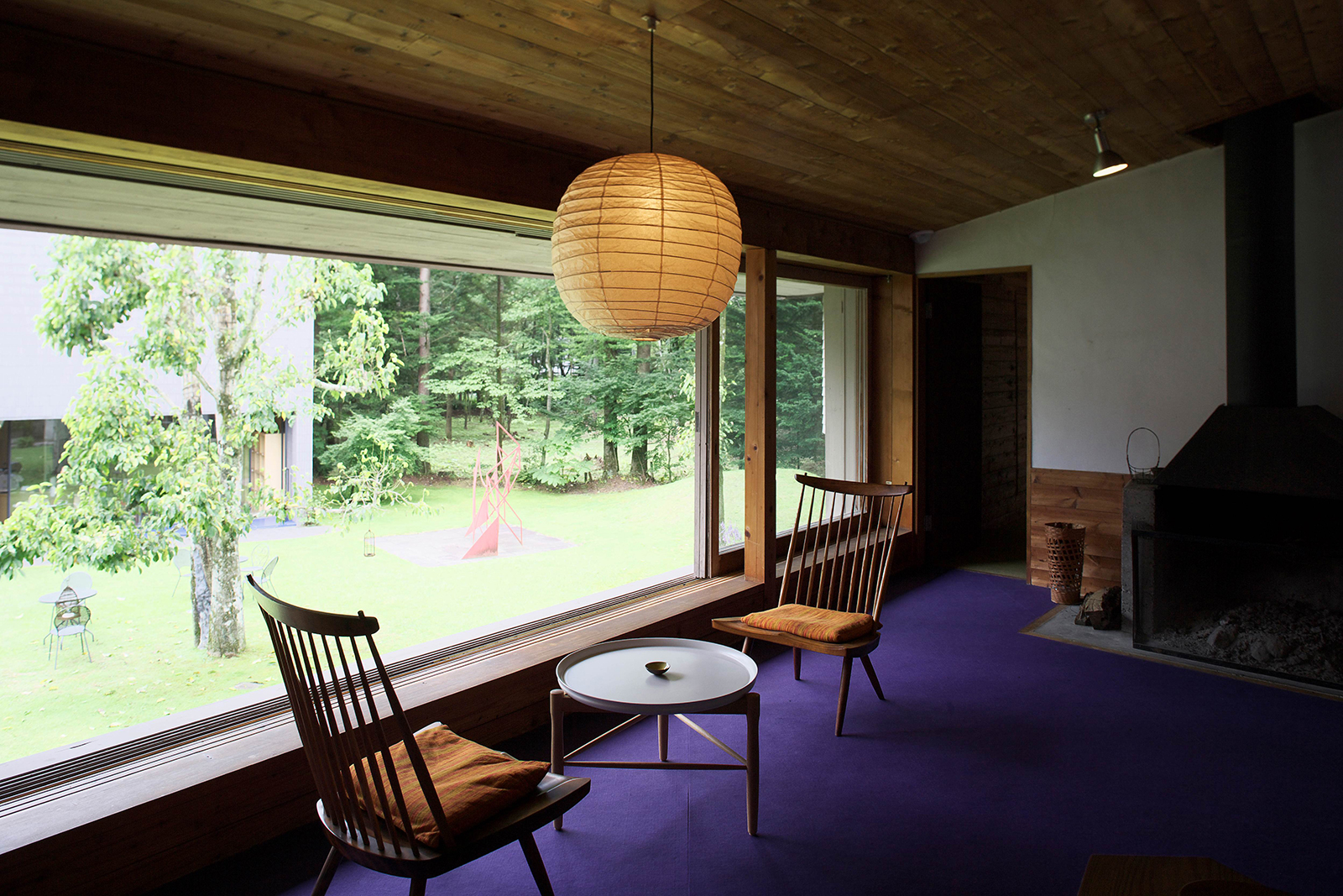 260812-karuizawa-recommend-museum-1 | madameFIGARO.jp(フィガロジャポン) 脇田美術館、吉村順三設計のアトリエ山荘の室内。窓から緑豊かな庭が見える
